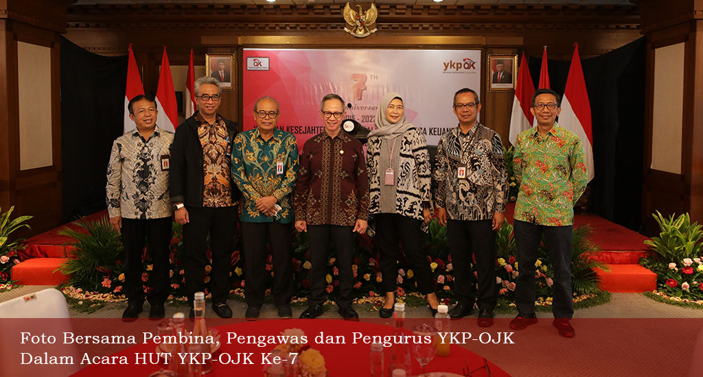FOTO BERSAMA PEMBINA, PENGAWAS DAN PENGURUS YKP-OJK DALAM ACARA HUT YKP-OJK KE-7
