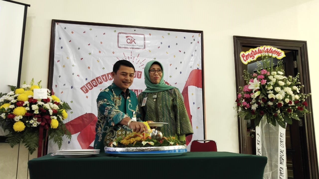 Pemotongan Tumpeng Ulang Tahun YKP-OJK ke-3