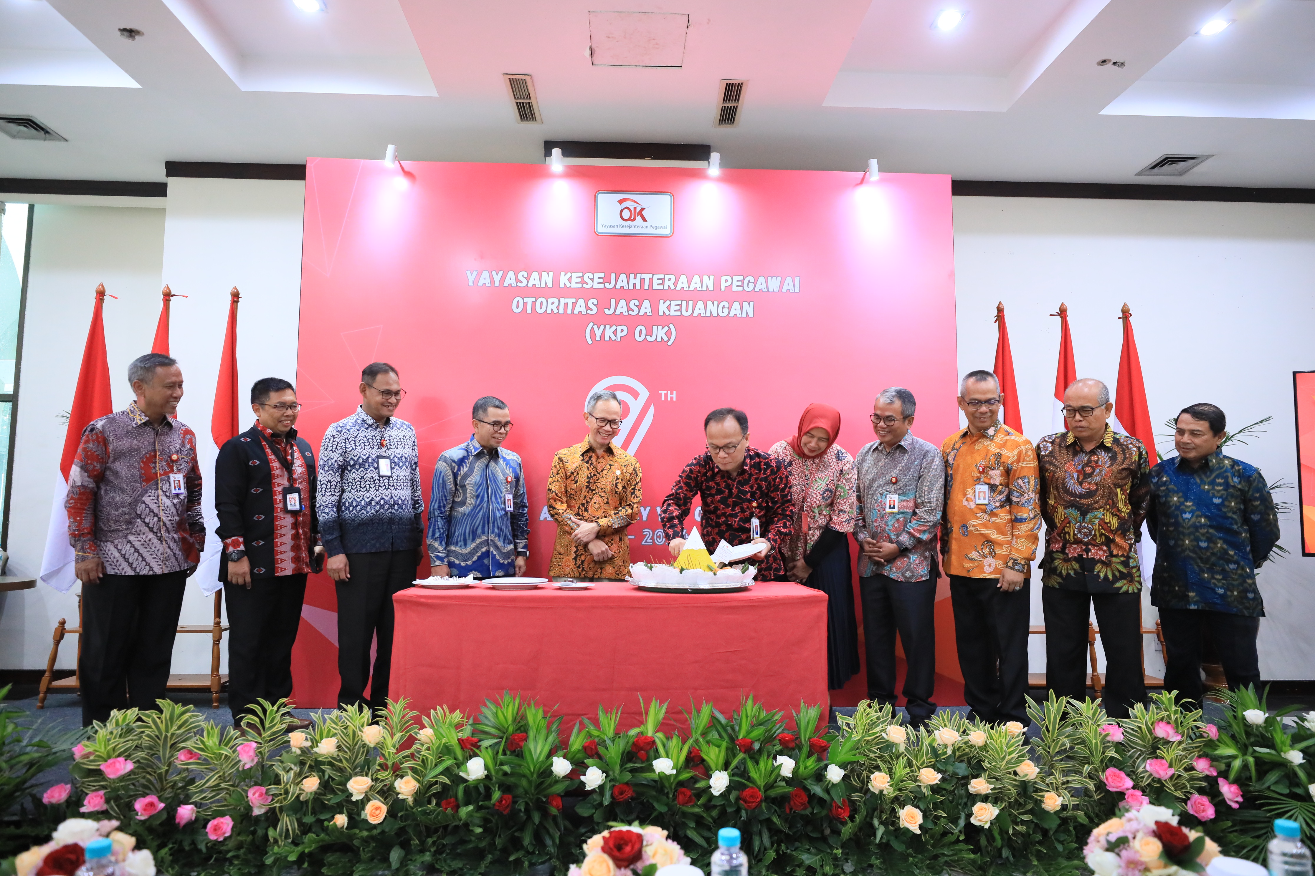 Pemotongan Tumpeng HUT YKP OJK Ke-9